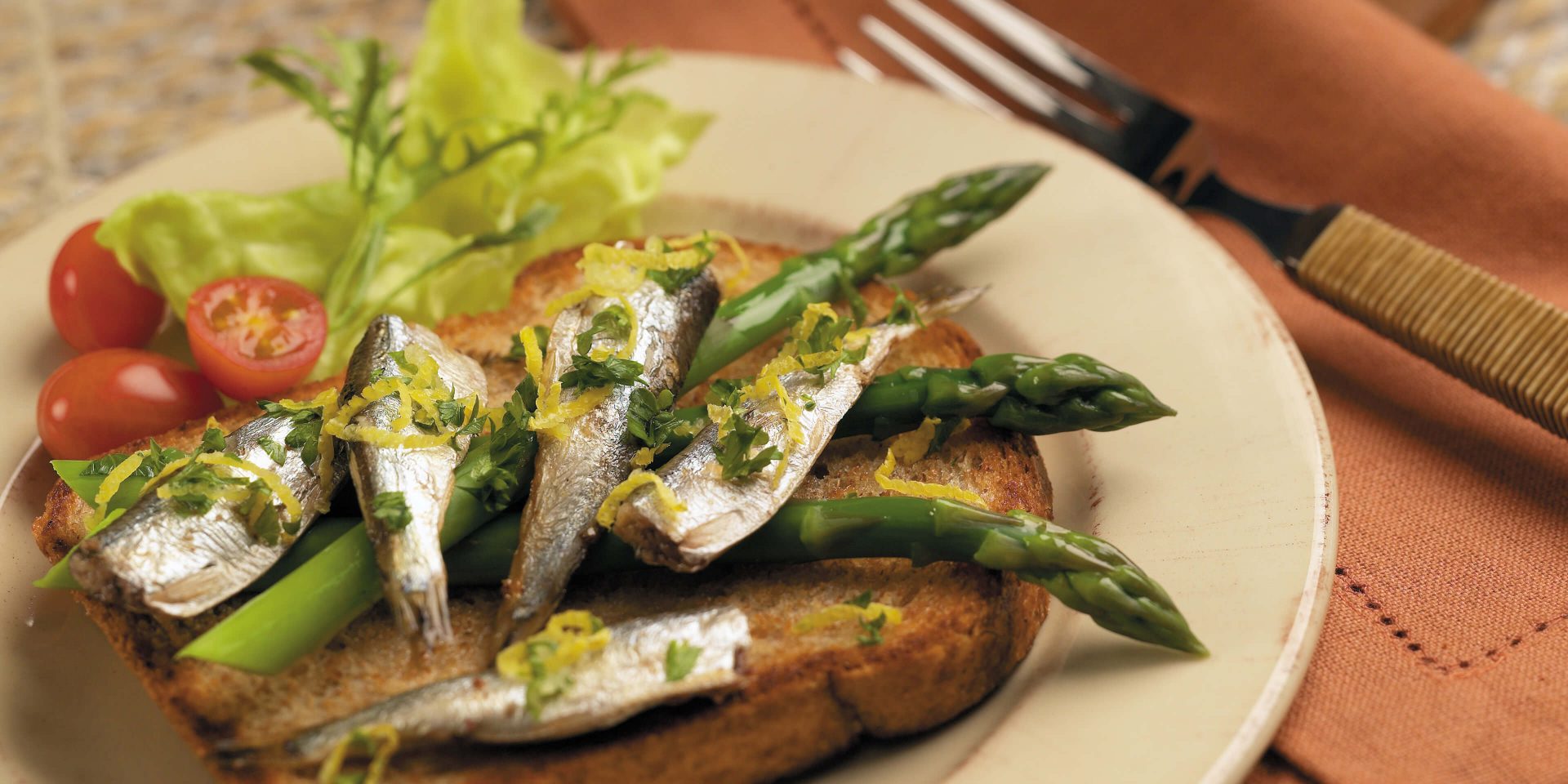 Grilled Brisling & Asparagus Sandwiches - Clover Leaf