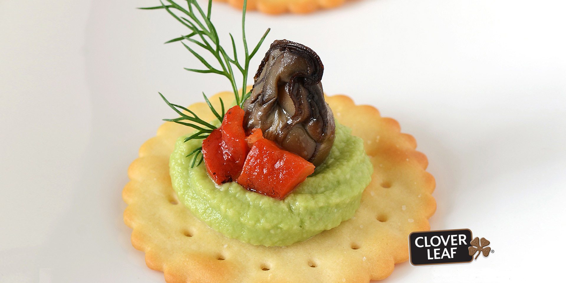 Canapés aux huîtres fumées et à l’avocat - Clover Leaf